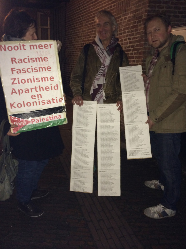 Actievoerders bij 't Hoogt. De de lijsten tonen een deel van de Palestijnse doden van afgelopen zomer.